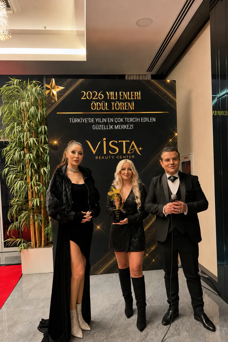 Vista Beauty Center ekibi 2026 Yılı Enleri Ödül Töreni'nde ödülle birlikte